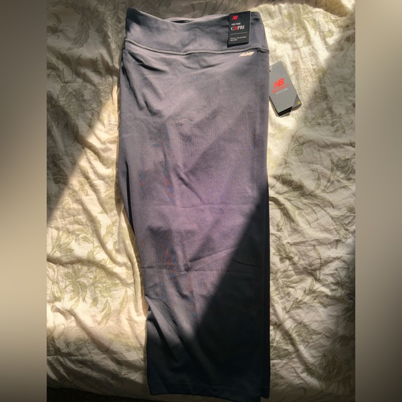 NWT New Balance Accelerate Mid Rise Capri Leggings - Picture 2 of 5